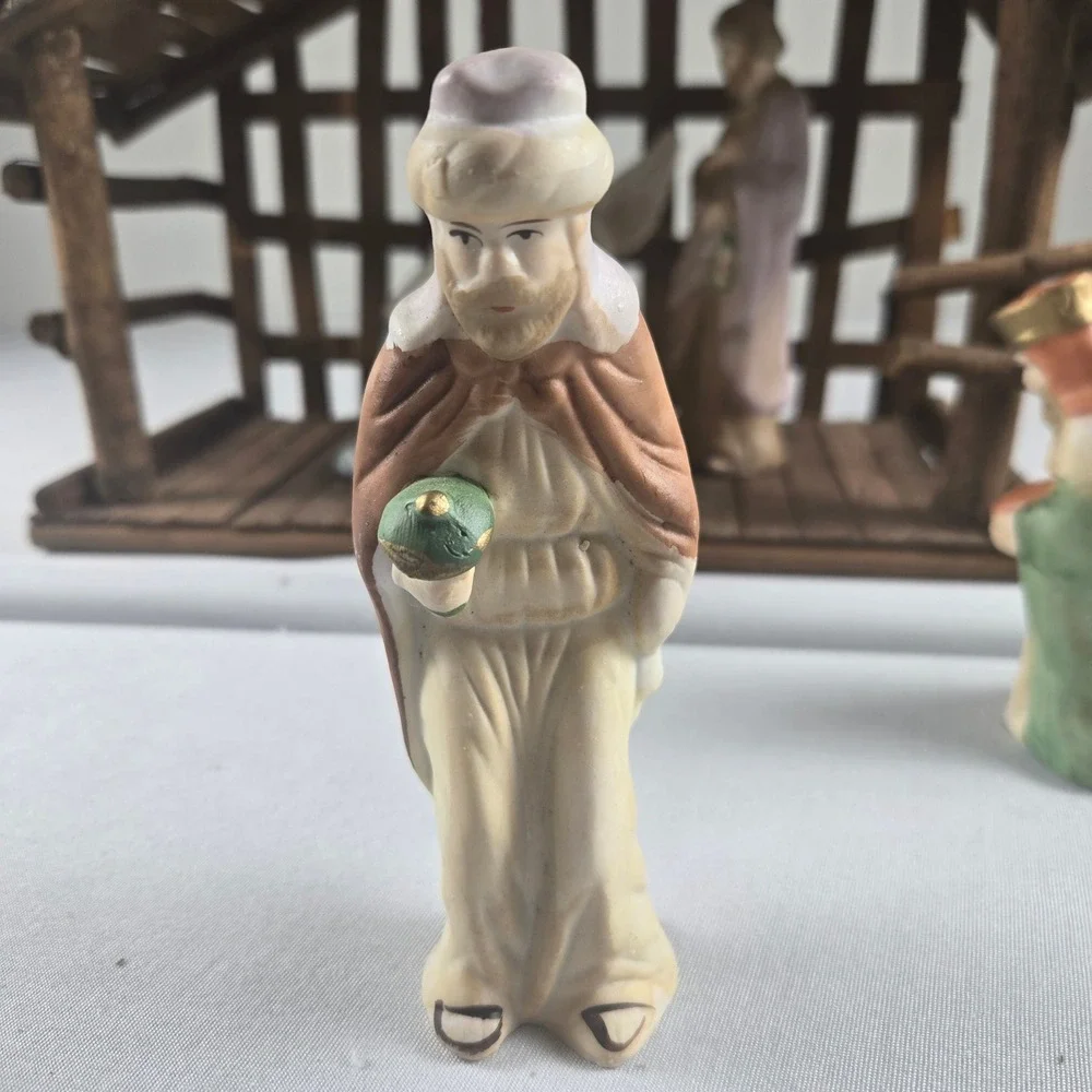Vintage Nativity Set Wood Stable 11 Figures and Manger Creche Christmas w/ Box